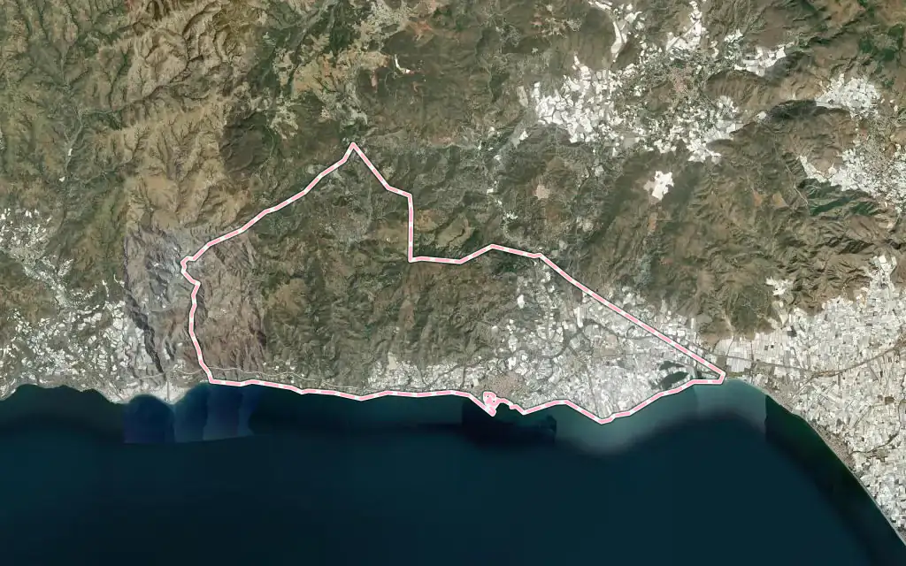 Vista satélite de Adra con su contorno administrativo