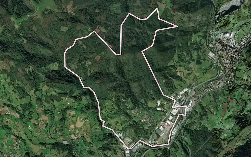Vista satélite de Aduna con su contorno administrativo