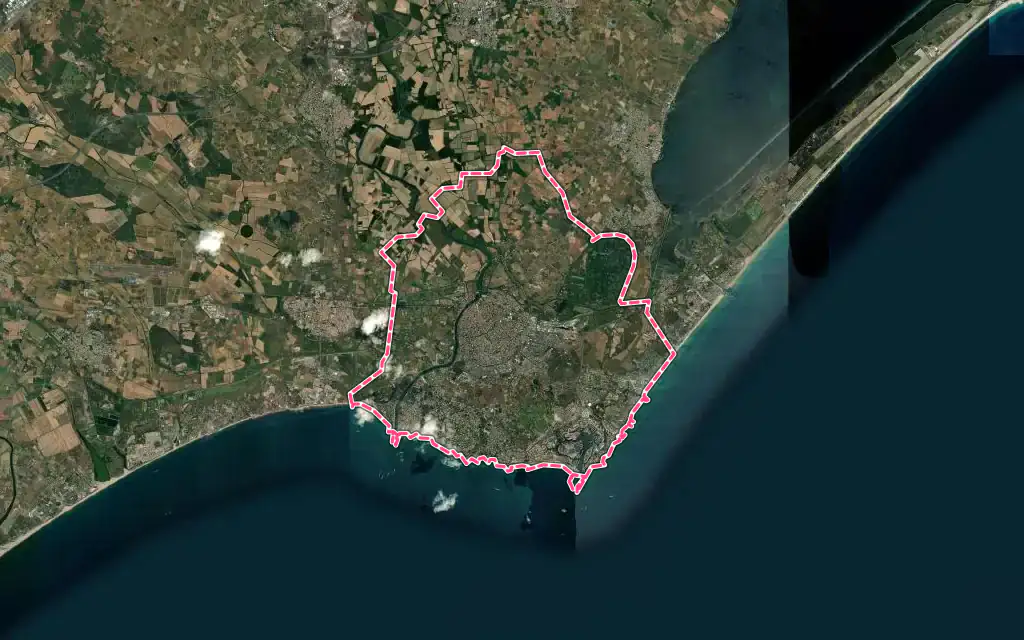 Vue satellite de Agde avec ses contours administratifs