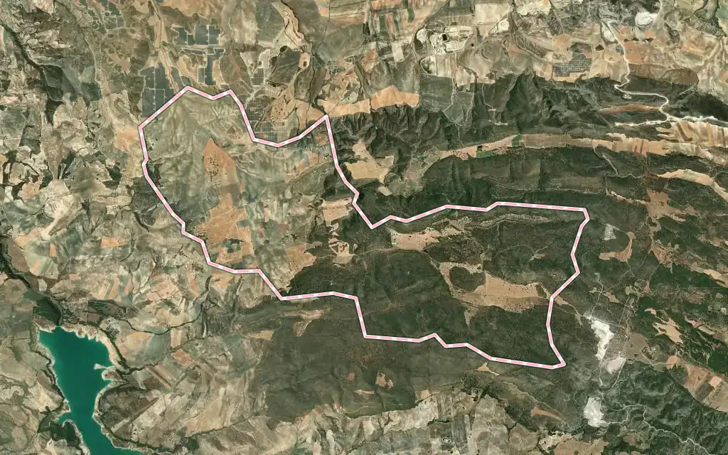 Vista satélite de Agrón con su contorno administrativo