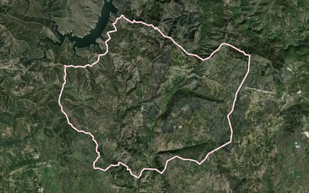 Vista satélite de A Gudiña con su contorno administrativo