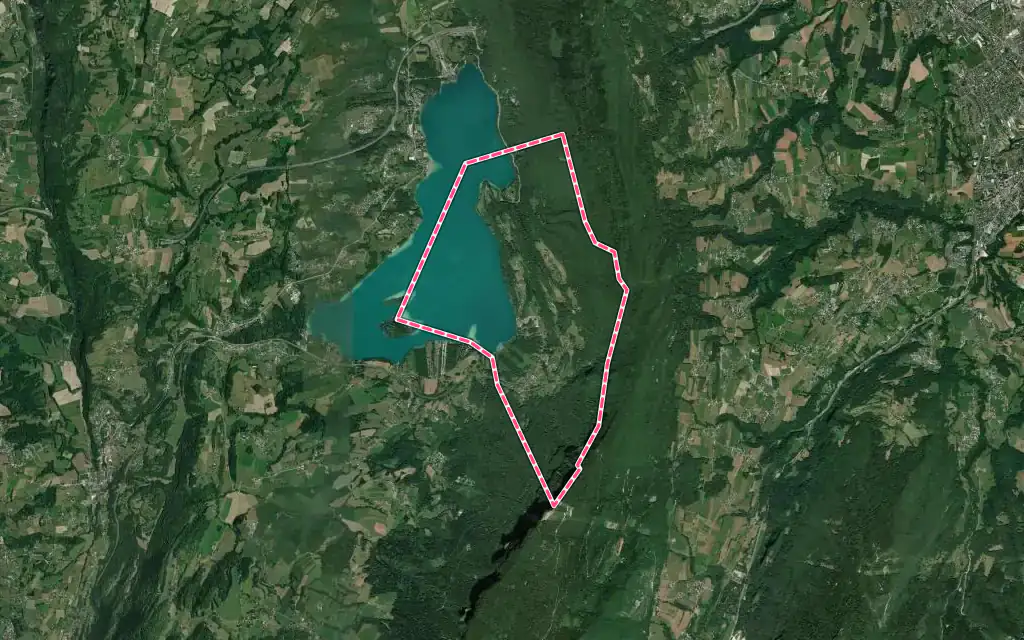 Vue satellite de Aiguebelette-le-Lac avec ses contours administratifs