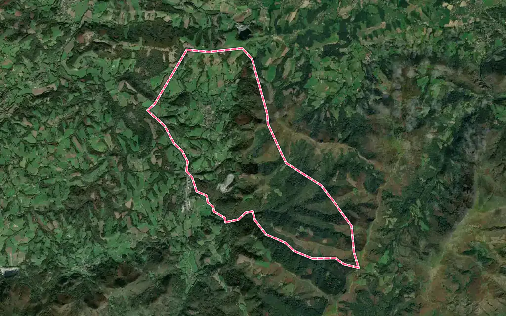 Vue satellite de Ainhoa avec ses contours administratifs
