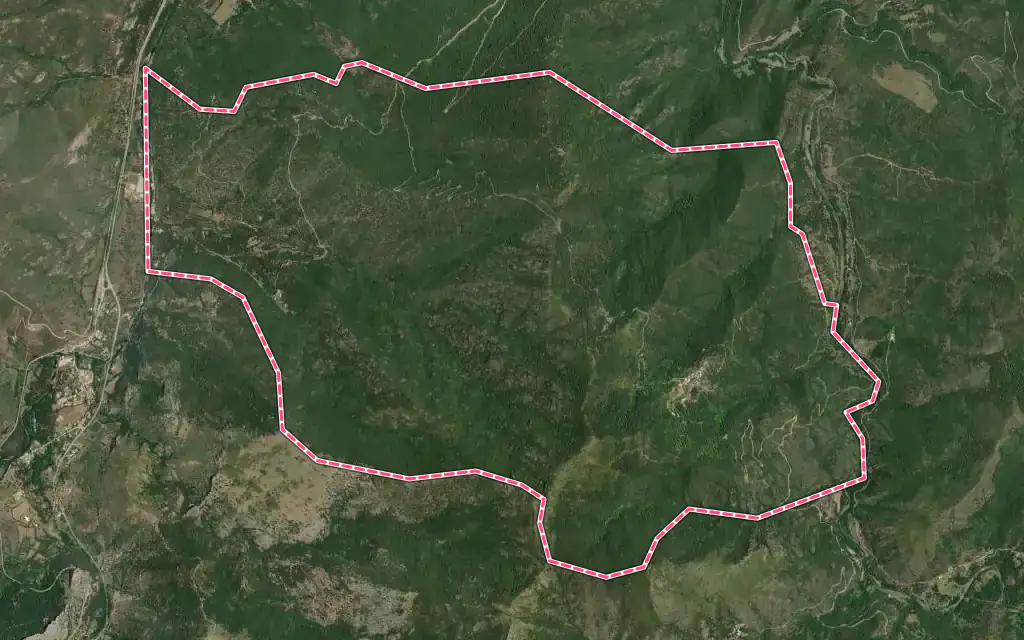 Vue satellite de Aiti avec ses contours administratifs