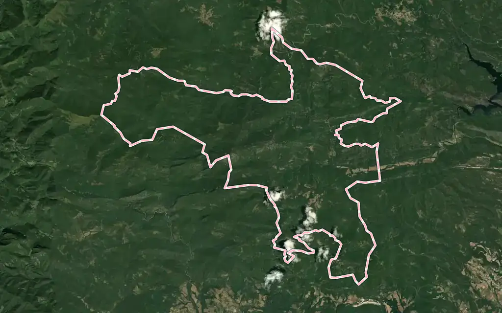 Vista satélite de Albanyà con su contorno administrativo