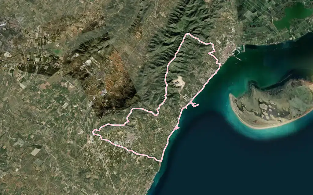 Vista satélite de Alcanar con su contorno administrativo