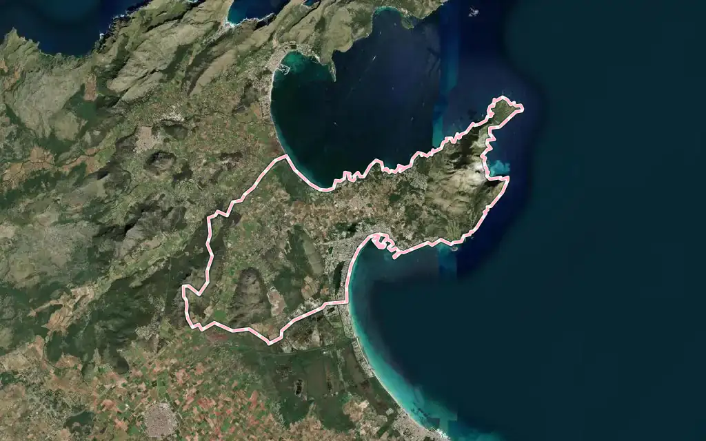 Vista satélite de Alcúdia con su contorno administrativo