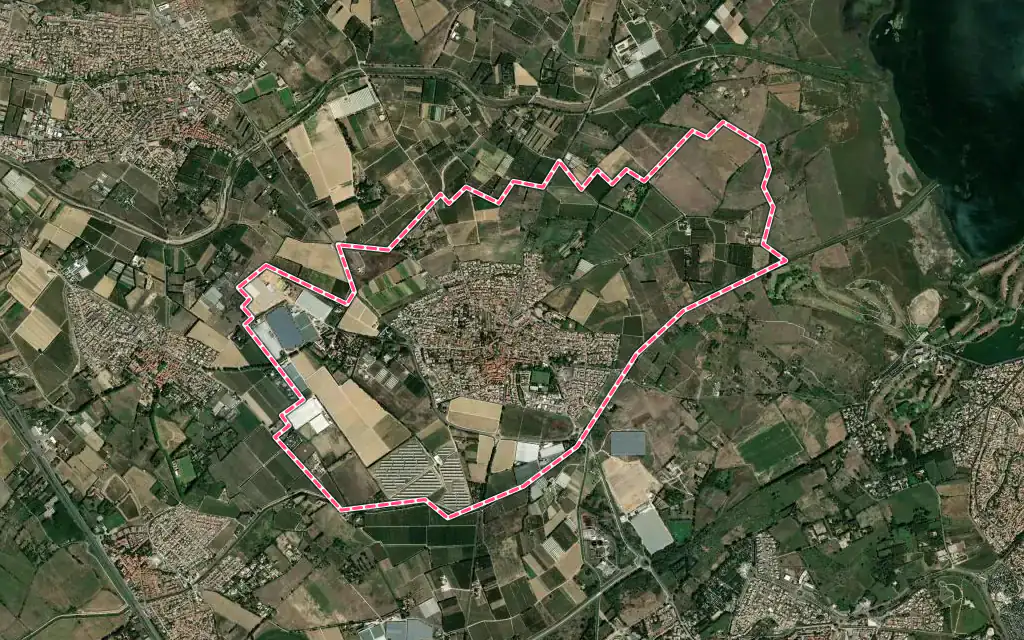 Vue satellite de Alénya avec ses contours administratifs