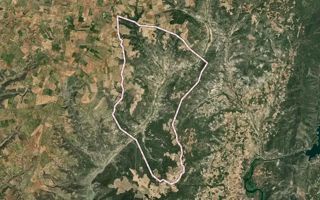 Vista satélite de Alhóndiga con su contorno administrativo