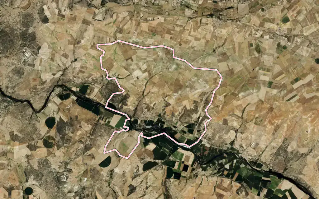Vista satélite de Almenara de Tormes con su contorno administrativo