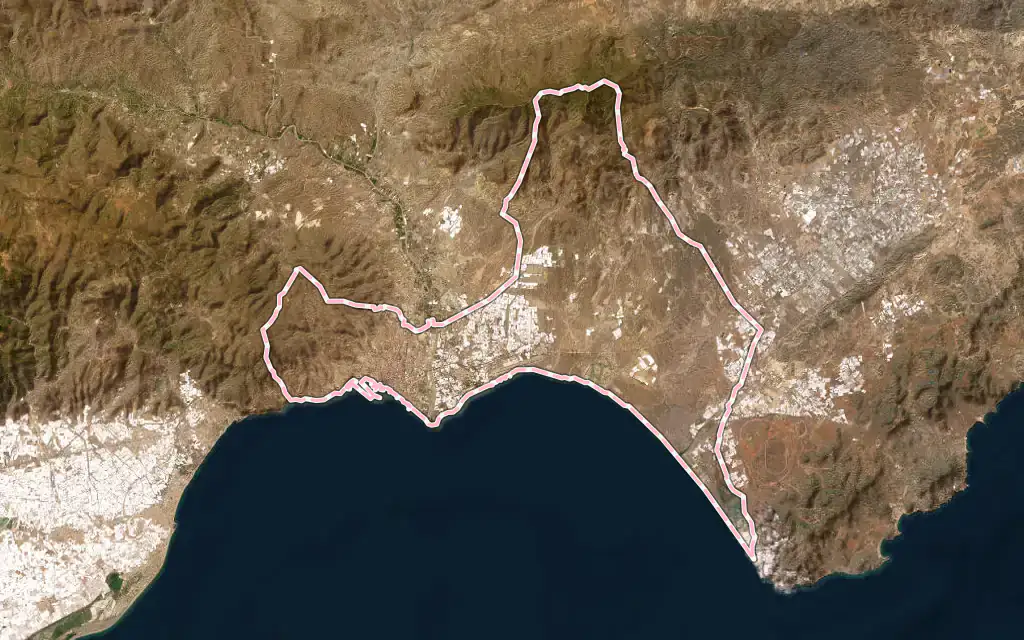 Vista satélite de Almería con su contorno administrativo