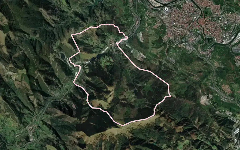 Vista satélite de Alonsotegi con su contorno administrativo