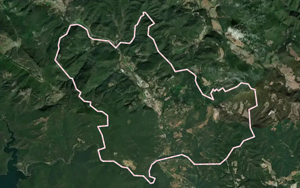 Vista satélite de Amer con su contorno administrativo