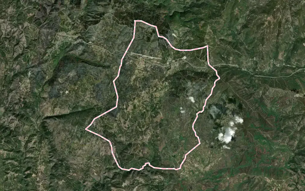 Vista satélite de A Mezquita con su contorno administrativo