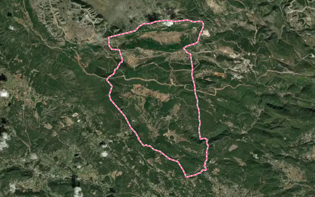 Vue satellite de Ampus avec ses contours administratifs