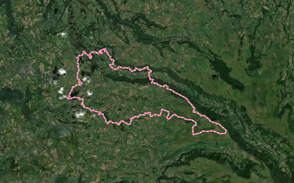 Vue satellite de Anglards-de-Salers avec ses contours administratifs