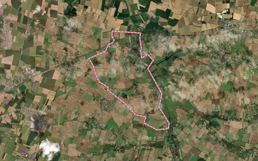 Vue satellite de Angliers avec ses contours administratifs
