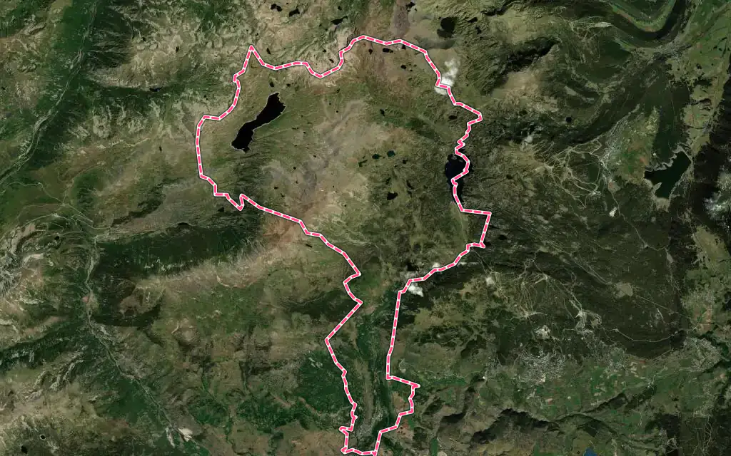 Vue satellite de Angoustrine-Villeneuve-des-Escaldes avec ses contours administratifs
