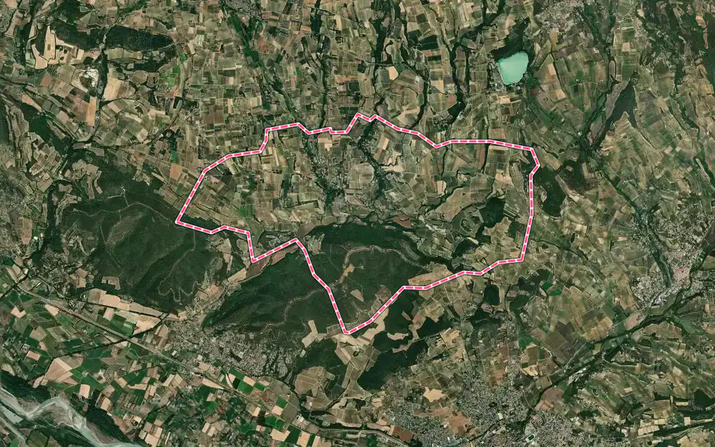 Vue satellite de Ansouis avec ses contours administratifs