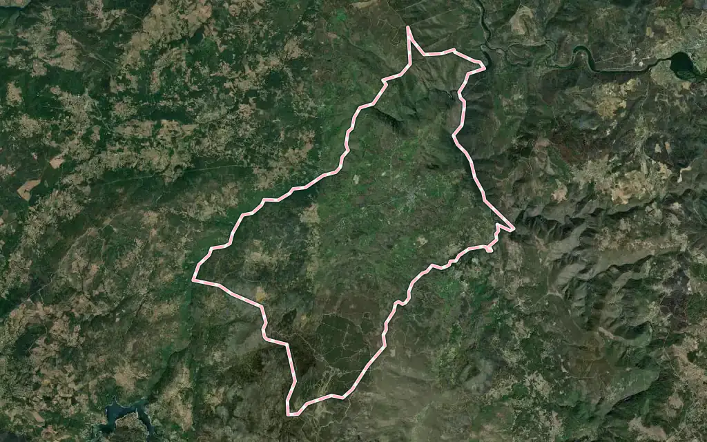 Vista satélite de A Pobra de Trives con su contorno administrativo