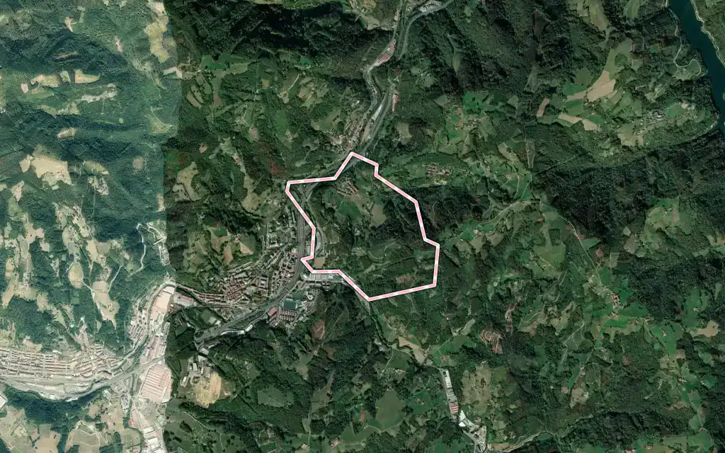 Vista satélite de Arama con su contorno administrativo