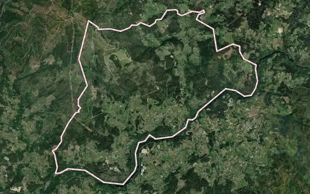 Vista satélite de Arbo con su contorno administrativo