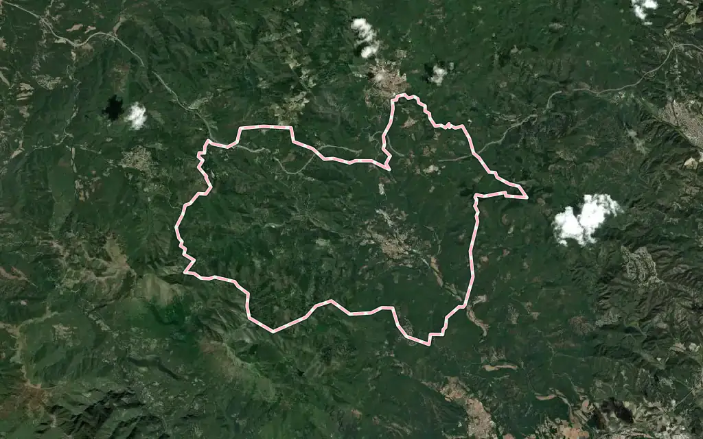 Vista satélite de Arbúcies con su contorno administrativo