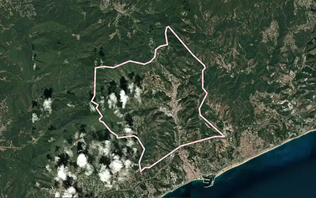 Vista satélite de Arenys de Munt con su contorno administrativo