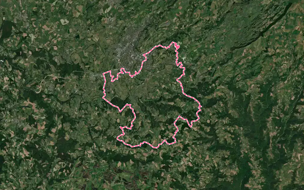 Vue satellite de Arpajon-sur-Cère avec ses contours administratifs
