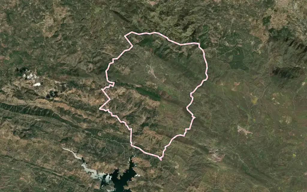 Vista satélite de Arroyomolinos de León con su contorno administrativo