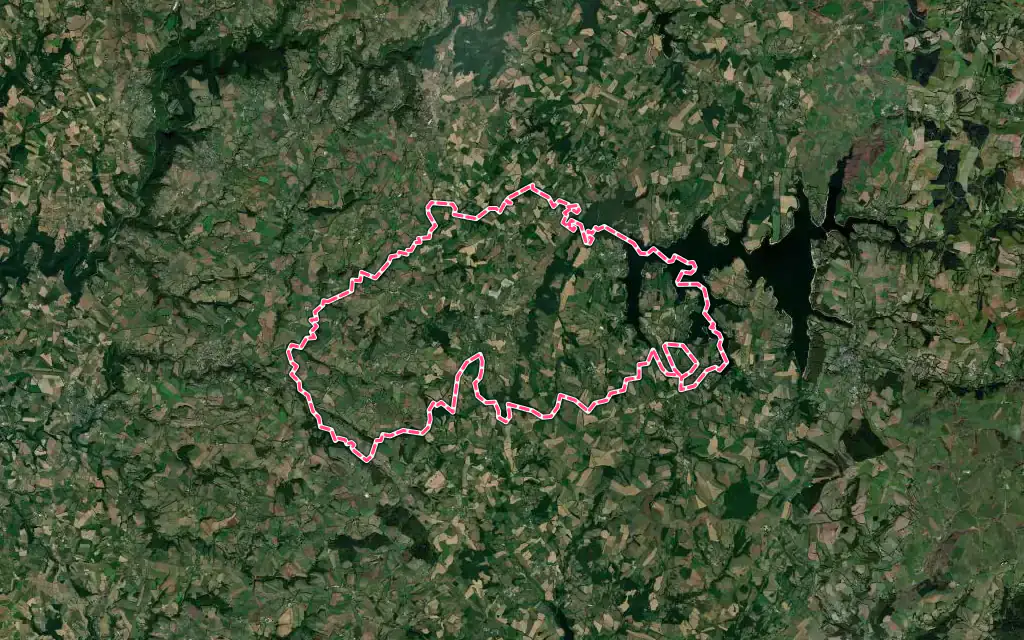 Vue satellite de Arvieu avec ses contours administratifs