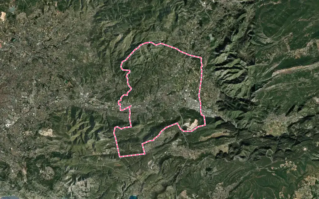 Vue satellite de Aubagne avec ses contours administratifs