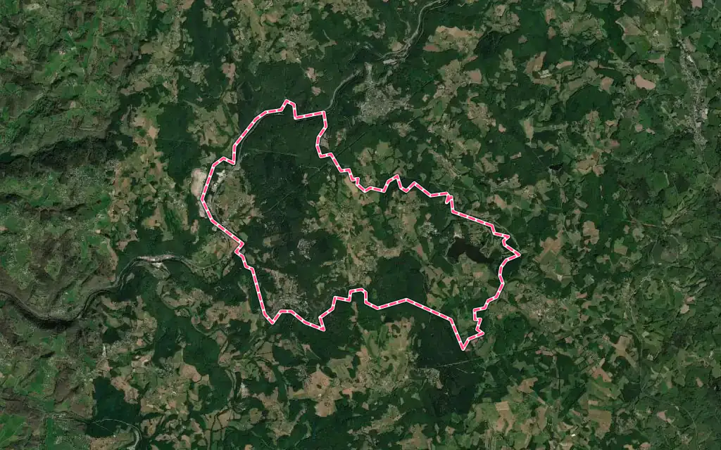 Vue satellite de Aubazines avec ses contours administratifs