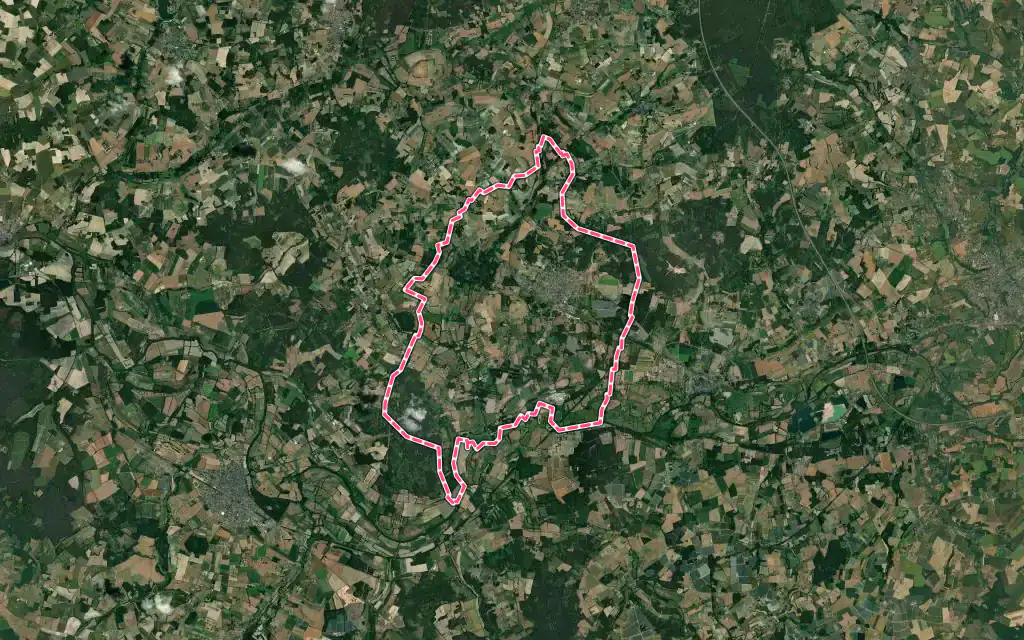 Vue satellite de Aubigné-Racan avec ses contours administratifs