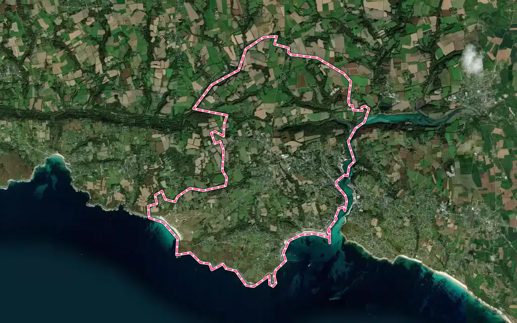 Vue satellite de Audierne avec ses contours administratifs
