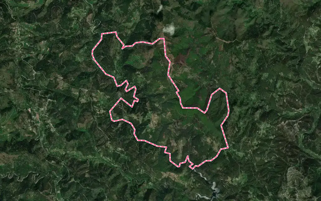Vue satellite de Aujac avec ses contours administratifs