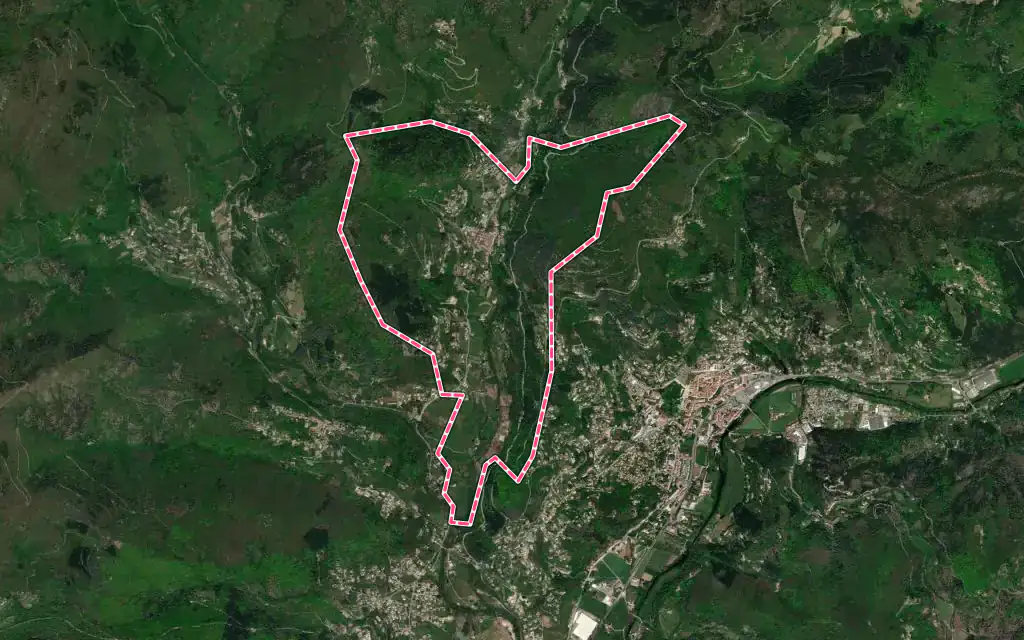 Vue satellite de Aulas avec ses contours administratifs