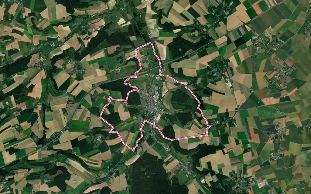 Vue satellite de Aumale avec ses contours administratifs