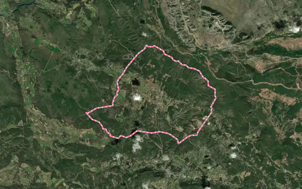 Vue satellite de Aups avec ses contours administratifs