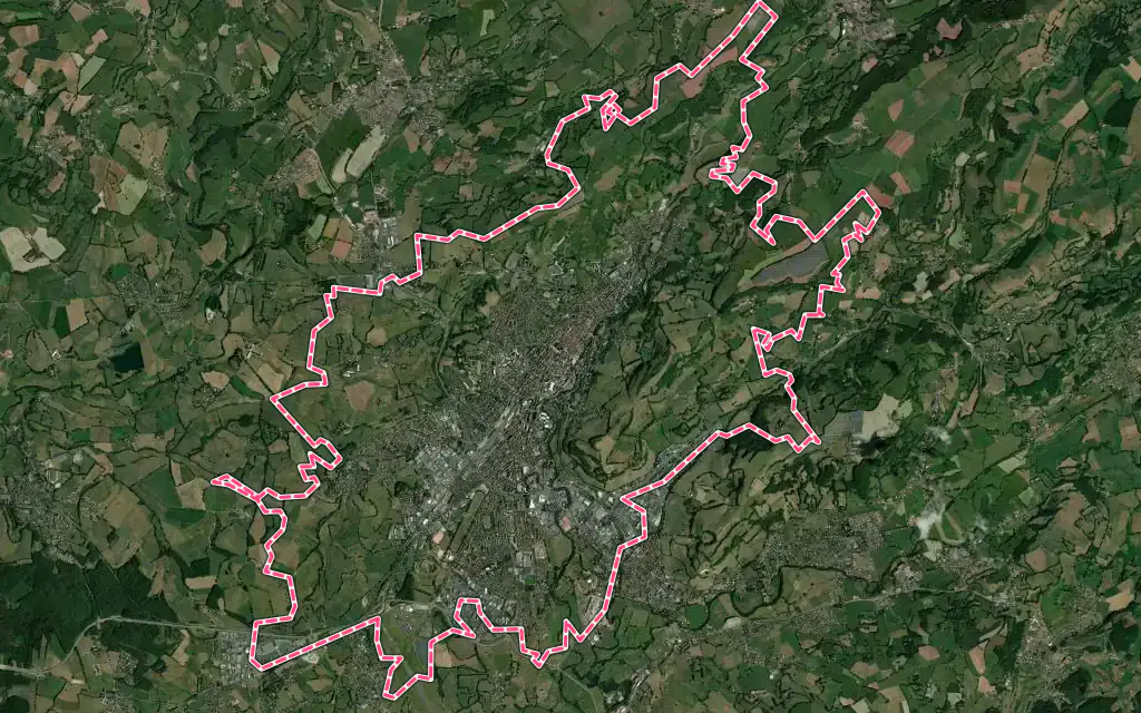 Vue satellite de Aurillac avec ses contours administratifs
