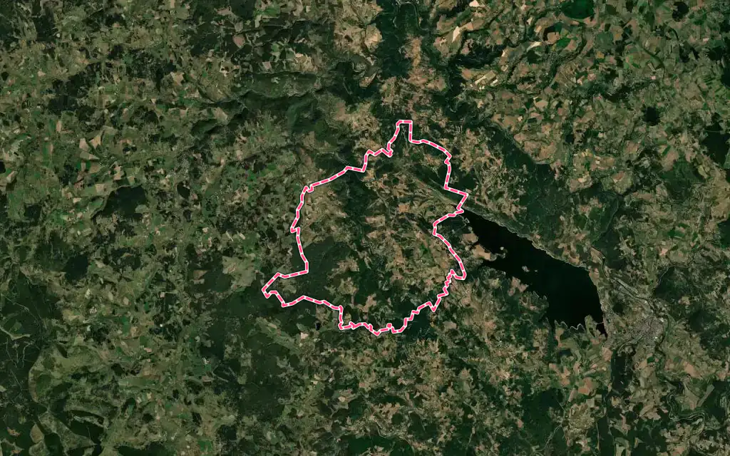 Vue satellite de Auroux avec ses contours administratifs