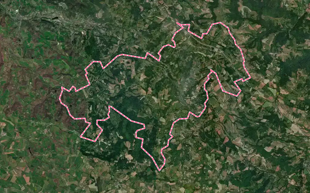 Vue satellite de Auzits avec ses contours administratifs