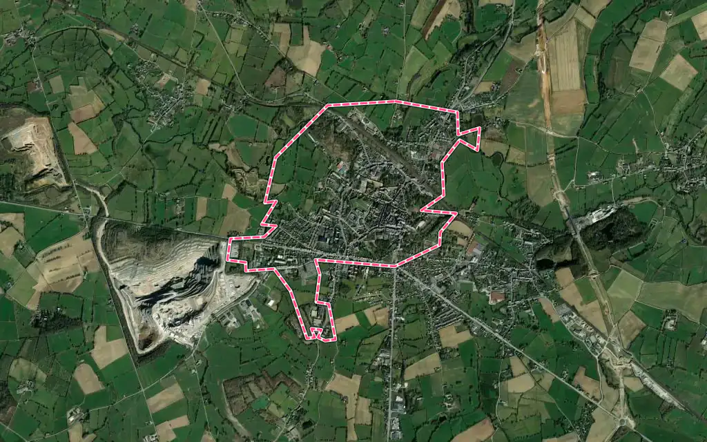 Vue satellite de Avesnes-sur-Helpe avec ses contours administratifs