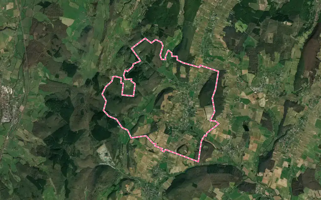 Vue satellite de Azé avec ses contours administratifs