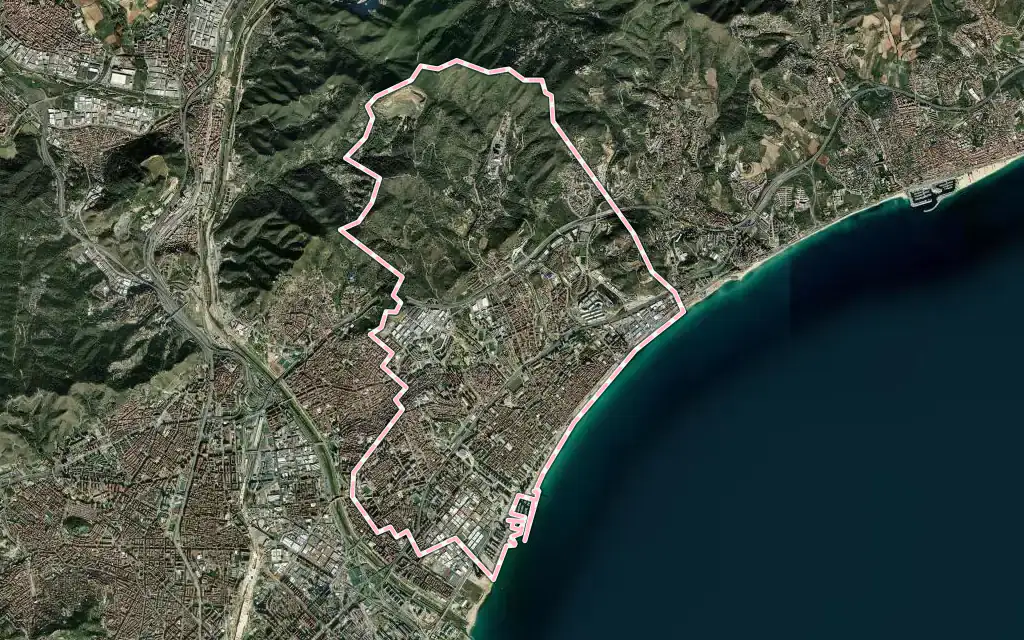 Vista satélite de Badalona con su contorno administrativo