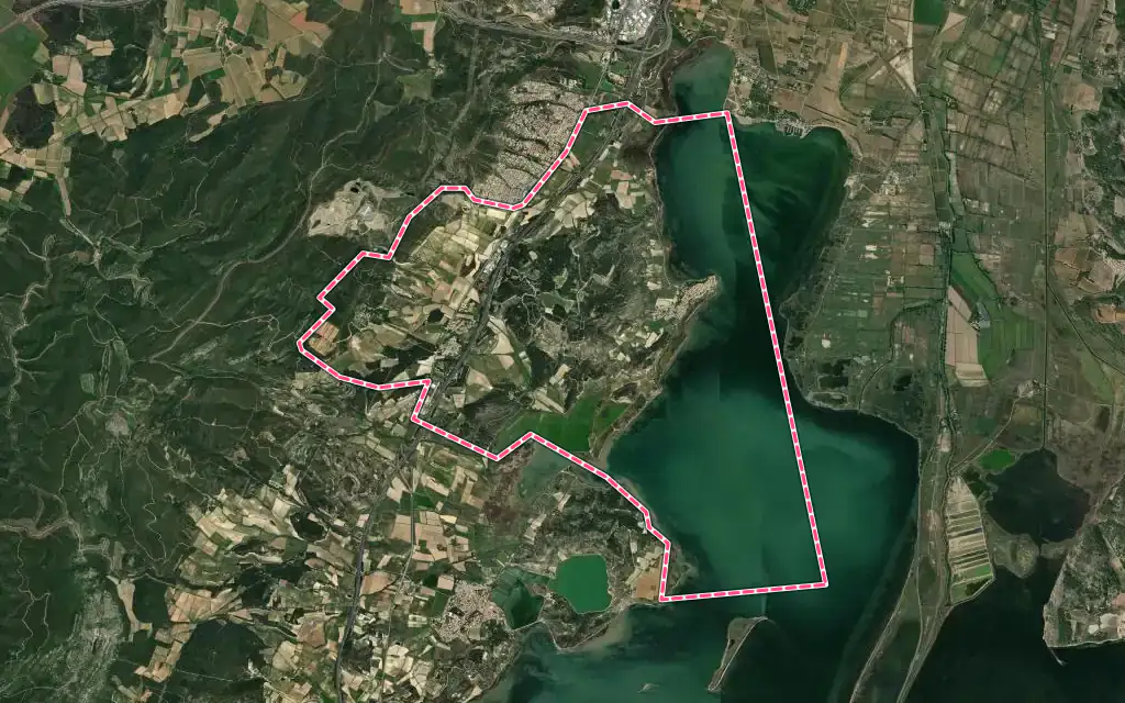 Vue satellite de Bages avec ses contours administratifs