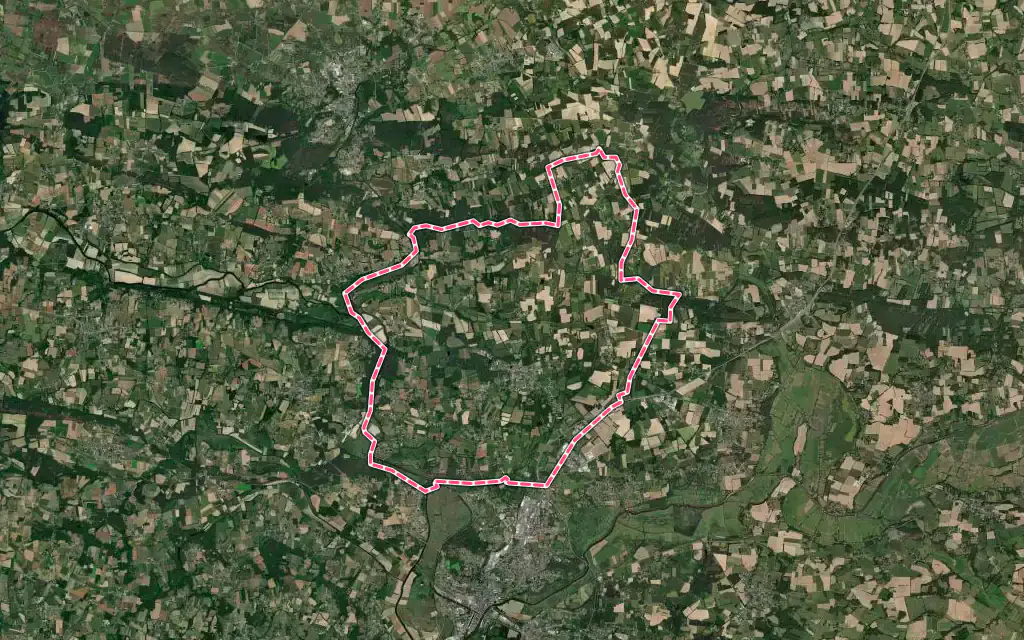 Vue satellite de Bains-sur-Oust avec ses contours administratifs