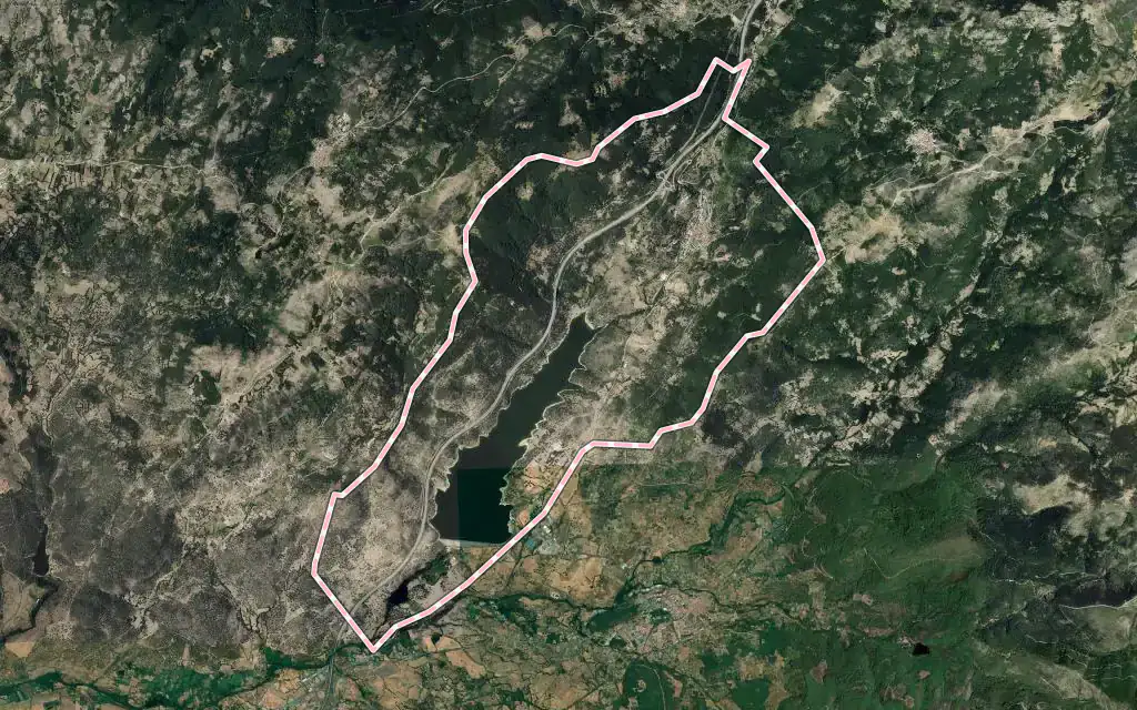 Vista satélite de Baños de Montemayor con su contorno administrativo