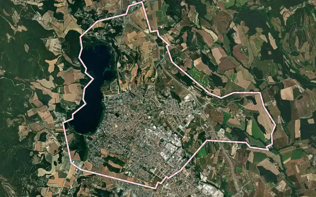 Vista satélite de Banyoles con su contorno administrativo