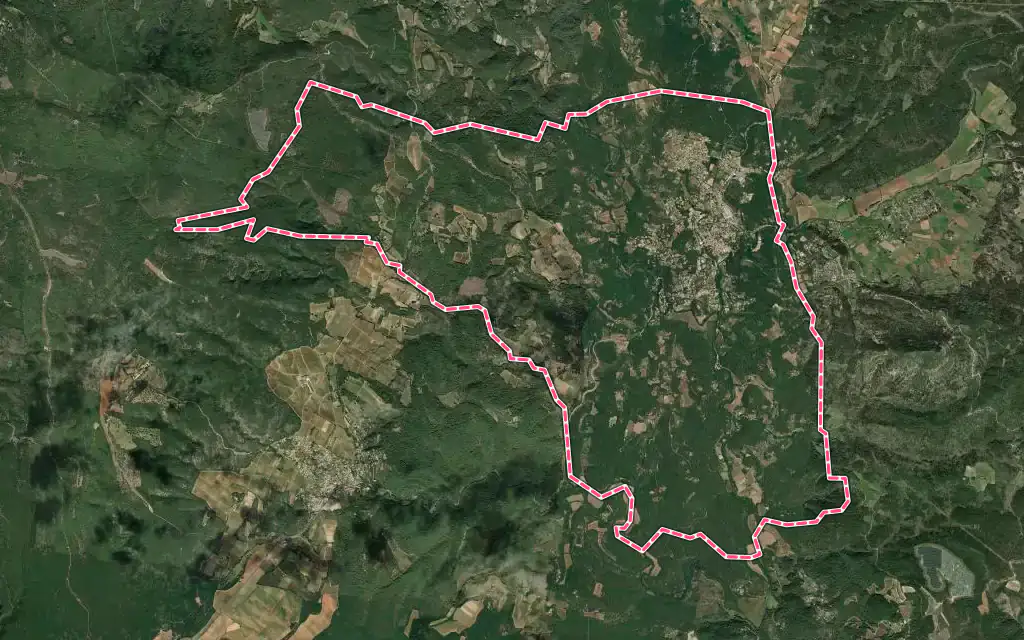 Vue satellite de Barjols avec ses contours administratifs
